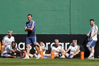 Agüero, Pezzella, Lo Celso, Otamendi, Di María y Messi, junto con Scaloni, durante la Copa América 2021 en Brasil