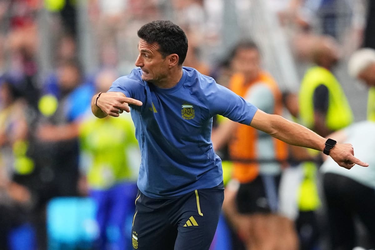 El DT Lionel Scaloni se contonea para dar indicaciones, como su selección argentina se adapta a las distintas situaciones del juego