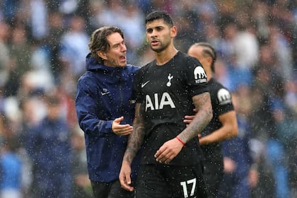 El DT Thomas Frank sigue considerando como capitán y símbolo a Cristian Romero en Tottenham, pero en las últimas horas expresó que "hay límites"