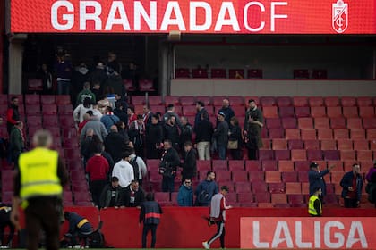 El duelo entre Granada y Athletic de Bilbao se suspendió debido al fallecimiento de un hincha en pleno partido