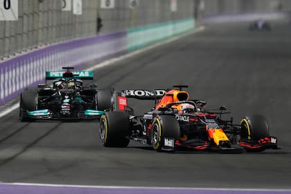 El duelo entre Max Verstappen y Lewis Hamilton mantuvo la expectativa del Mundial de Pilotos hasta la última vuelta de la temporada