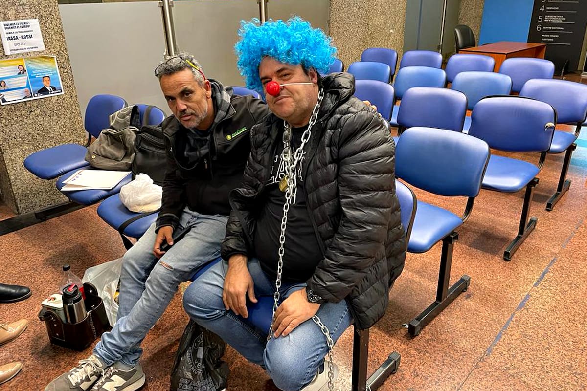 El dueño de Aerogálvez, Ariel Pérez, y un colega en la Secretaría de Comercio, hoy al mediodía