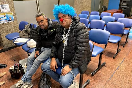 El dueño de Aerogálvez, Ariel Pérez, y un colega en la Secretaría de Comercio, hoy al mediodía