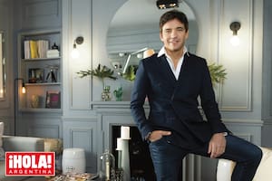 El dueño de casa (con otro look, sin barba y con peinado renovado) posa en el living. “Mientras cursaba Abogacía –que dejé–, estudié Diseño de Interiores. Y cuando arranqué a pasar música, comencé a aplicar mis conocimientos de diseño a los eventos y hacíamos la puesta en escena de la pista, el techo, las luces”, cuenta.