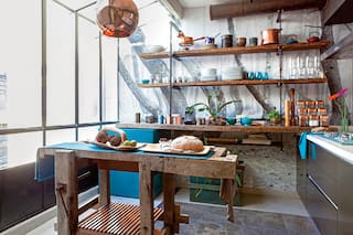 Dos cocinas muy organizadas, con un color que alegra los días y envejece bien