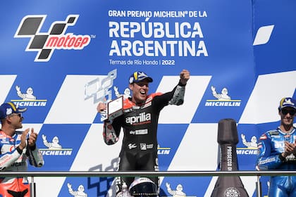 El dueño de la alegría y de los aplausos: Aleix Espargaró celebra su primera victoria en 16 temporadas y recibe el reconocimiento de Jorge Martín y Alex Rins, que completaron el podio en el Gran Premio de la Argentina, en Termas de Río Hondo