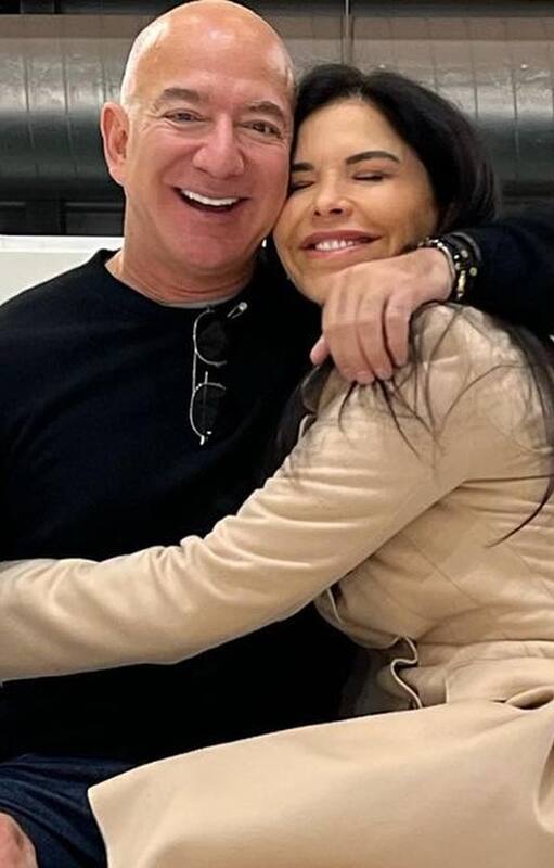 El dueño de la empresa, Jeff Bezos, junto a su pareja Lauren Sánchez
