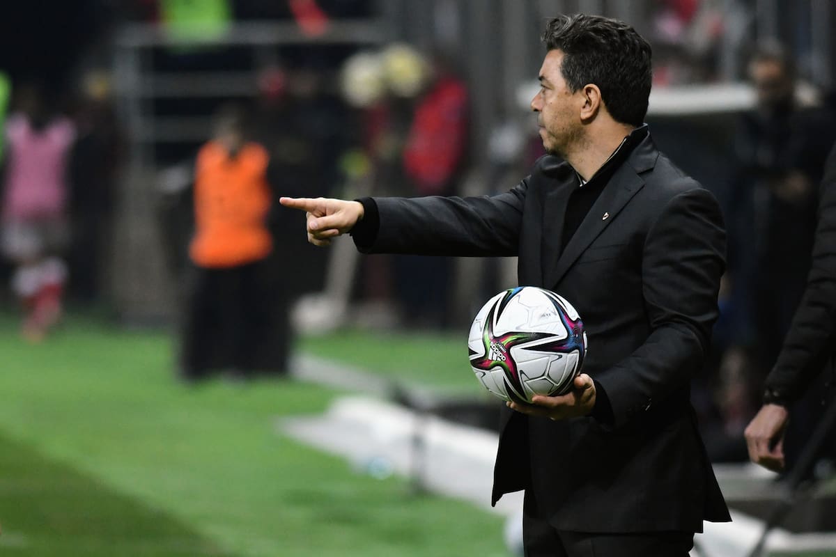 El dueño de la pelota: Gallardo da una indicación; River ganó de manera convincente en San Luis