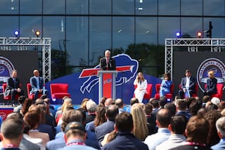 El dueño de los Bills ayuda a inaugurar el nuevo estadio de 2.100 millones de US$