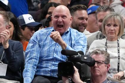El dueño de los Clippers de Los Ángeles Clippers Steve Ballmer (centro) durante el segundo tiempo del partido contra los Suns de Phoenix, el lunes 8 de enero de 2024. (AP Foto/Mark J. Terrill)