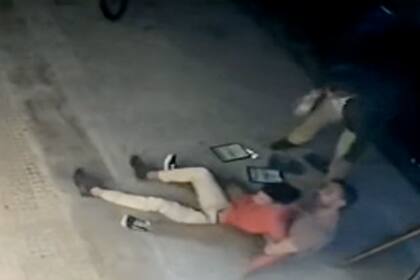 El dueño de un bar detuvo a un adolescente que le robó el celular a una clienta