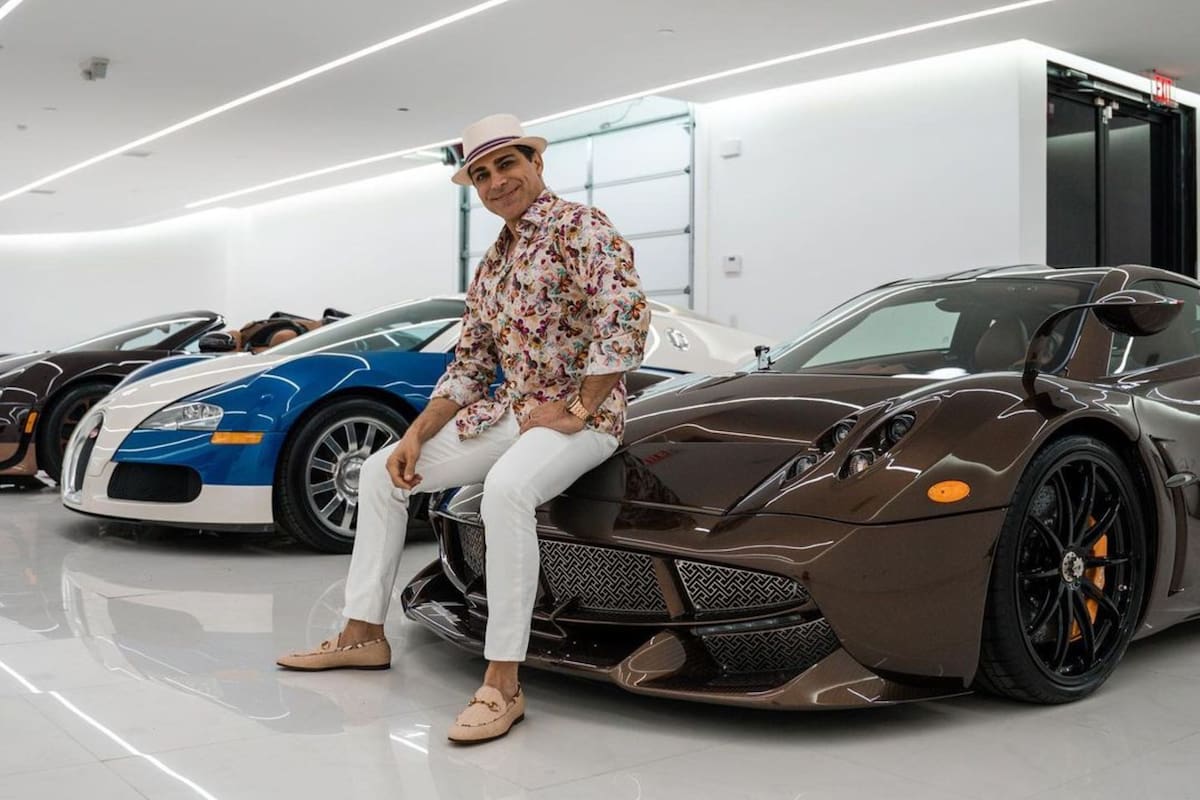 El dueño de una de las mayores colecciones de autos deportivos del mundo, Manny Khoshbin, nació en Irán, se mudó a Estados Unidos en la adolescencia y emprendió un arduo camino al éxito