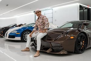 El dueño de una de las mayores colecciones de autos deportivos del mundo, Manny Khoshbin, nació en Irán, se mudó a Estados Unidos en la adolescencia y emprendió un arduo camino al éxito