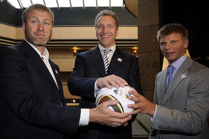 El dueño del Chelsea, Roman Abramóvich; el viceprimer ministro ruso, Igor Shuvalov, y el futbolista Arshavin, durante el Mundial de Sudáfrica 2010