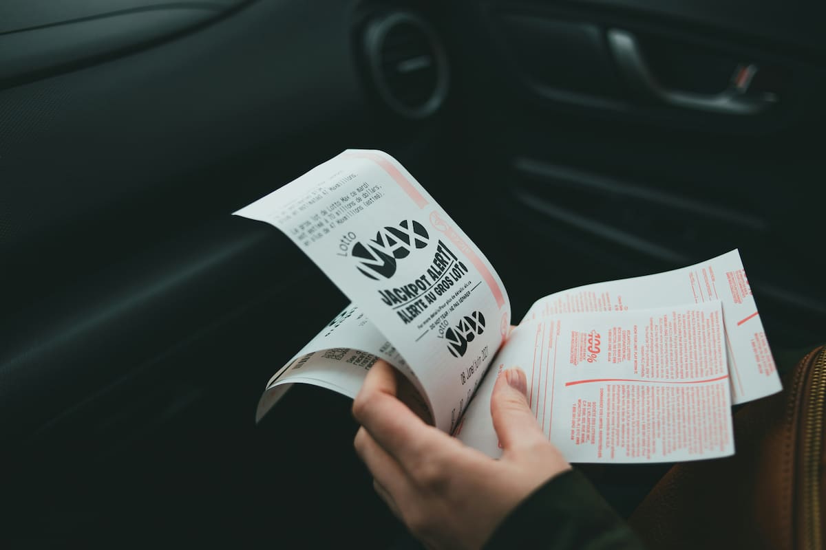 El dueño del local buscó en la basura para encontrar el ticket ganador (Unsplash)