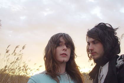 El dúo de Baltimore logró uno de los lanzamientos del año con un tono atmosférico y lejos de los himnos de estadio; la banda abre un camino distinto en una escena que busca renovación