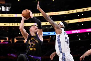 El dúo de Doncic y James sigue haciendo de las suyas en victoria ante Grizzlies