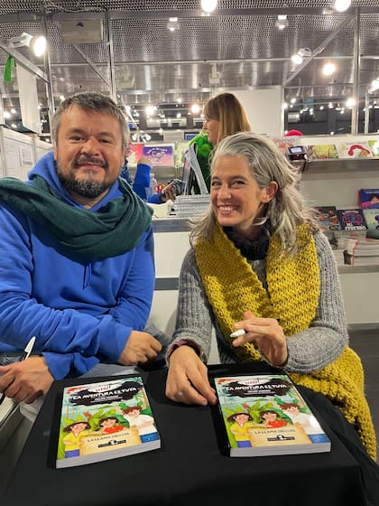 El dúo Valor Vereda y su primer libro de la serie "Elegí", en la Feria Infantil