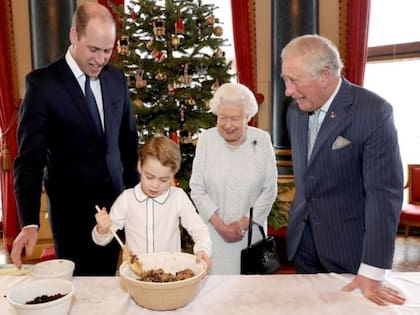 El duque de Cambridge, la reina Isabel, el príncipe Carlos y el pequeño George, en una cena navideña