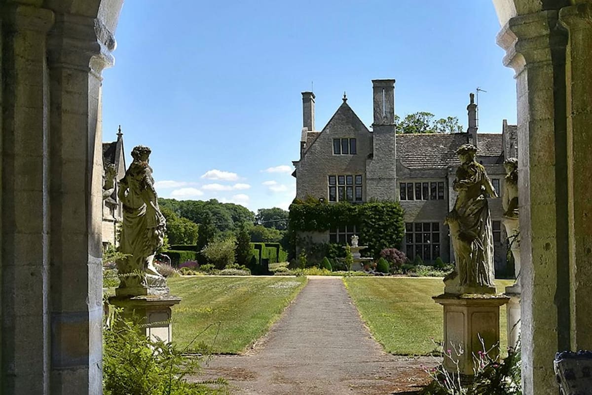 El duque de Gloucester, primo hermano de la reina Isabel II, vende una mansión de más de 400 años a £4,75 millones