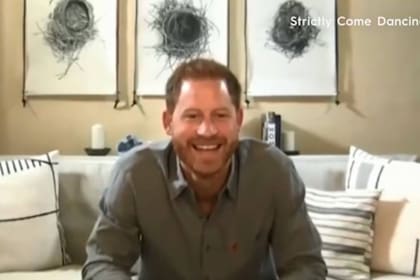 El duque de Sussex apareció mediante una comunicación a la distancia en un programa de baile de la BBC para saludar a uno de sus mejores amigos, que participa en ese ciclo