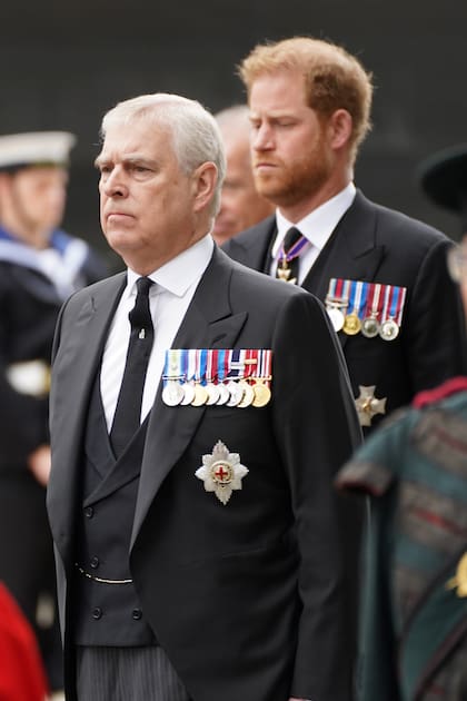El duque de York y el duque de Susssex en el funeral de la reina