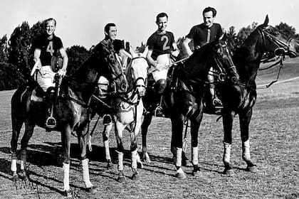 El duque Felipe de Edimburgo, Horacio Antonio Heguy y Alberto Pedro Heguy en el Hurlingham Club