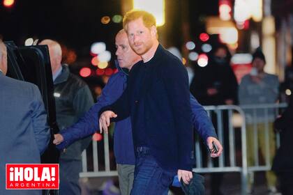 El duque reveló que el primer borrador de su libro tenía aún más revelaciones. “Hay algunas cosas que sucedieron entre mi hermano y yo y entre mi padre y yo que no quiero que el mundo conozca porque ellos no me lo perdonarían jamás”, le dijo Harry al periodista Bryony Gordon.