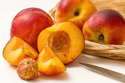 El durazno es una fuente de betacaroteno, un antioxidante que contribuye al cuidado de la piel (imagen ilustrativa)
