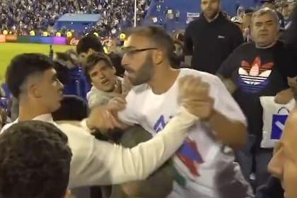 El duro cruce del hijo de Gustavo Quinteros con un plateísta en Vélez vs. Rosario Central