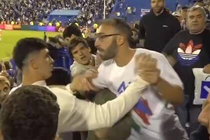 El duro cruce del hijo de Gustavo Quinteros con un plateísta en Vélez vs. Rosario Central