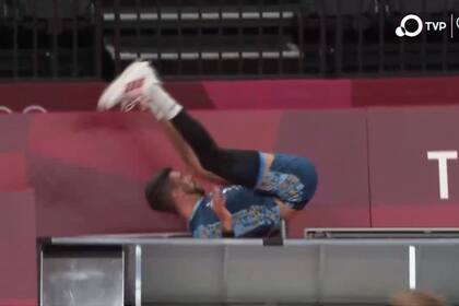 El duro golpe que se pegó Facundo Conte contra los carteles en el partido entre la Argentina y los Estados Unidos en Tokio 2020.