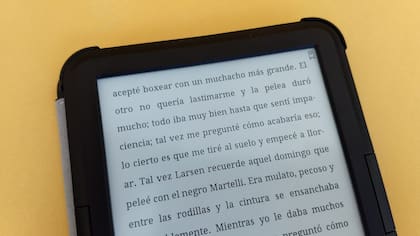 El e-Reader de Noblex, como otros, usa una pantalla de tinta electrónica que no tiene brillo propio, por lo que no cansa la vista