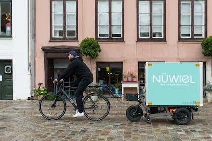 El e-trailer se acopla a una bicicleta o puede ser guiado por la vereda por una persona, ya que tiene sensores que copian el movimiento de quien va adelante