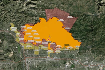 El Eaton Fire continúa expandiéndose: un paisaje devastado por las llamas que ya consumieron más de 5600 hectáreas en Altadena y Pasadena