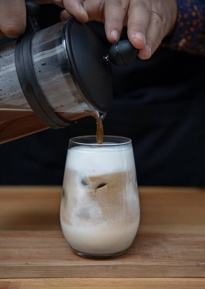 El ebook, ofrece la explicación de cómo mejorar tu café en casa con el método de tu preferencia. También recetas y cocteles.