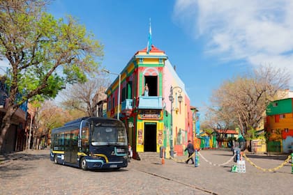 El eBus conecta Retiro con el sur porteño y suma una nueva extensión de su recorrido hasta Caminito, en La Boca