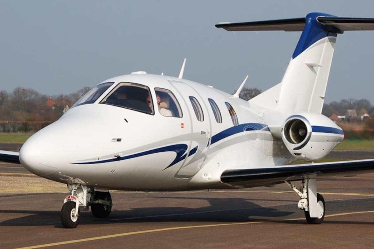 El Eclipse 500 de FJW puede volar a 40.000 pies (12.000 metros) y evitar las condiciones adversas del clima. Hace cuatro meses está varado en Albuquerque.