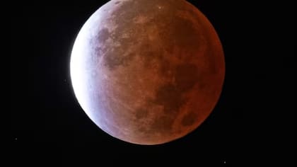 El eclipse comienza a las 21.23 hs (hora del Este) y alcanzará su punto máximo a las 00.12 hs (hora del Este)