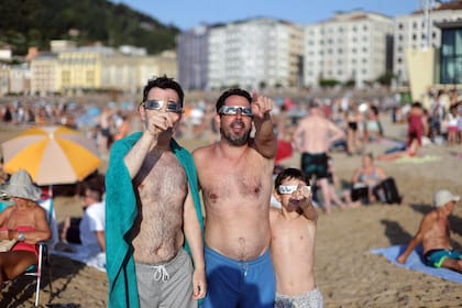 El eclipse llegó a la playa La Zurriola en San Sebastián