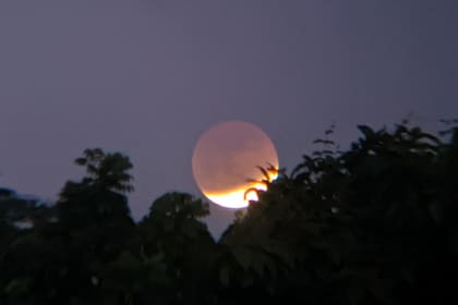 El eclipse lunar parcial de este viernes visto en Cordón, municipio de las Filipinas (Foto: Rechelle Pascua)
