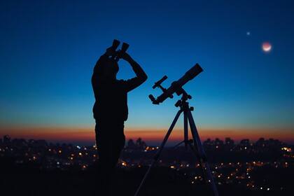 El eclipse lunar total se podrá ver de forma parcial desde la Argentina (iStock)