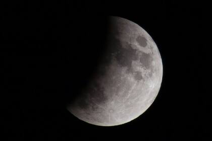 El eclipse se produce cuando la Tierra se posiciona entre la Luna y el Sol (Imagen ilustrativa)