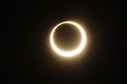 El eclipse solar anular deja visible un delgado aro de luz.