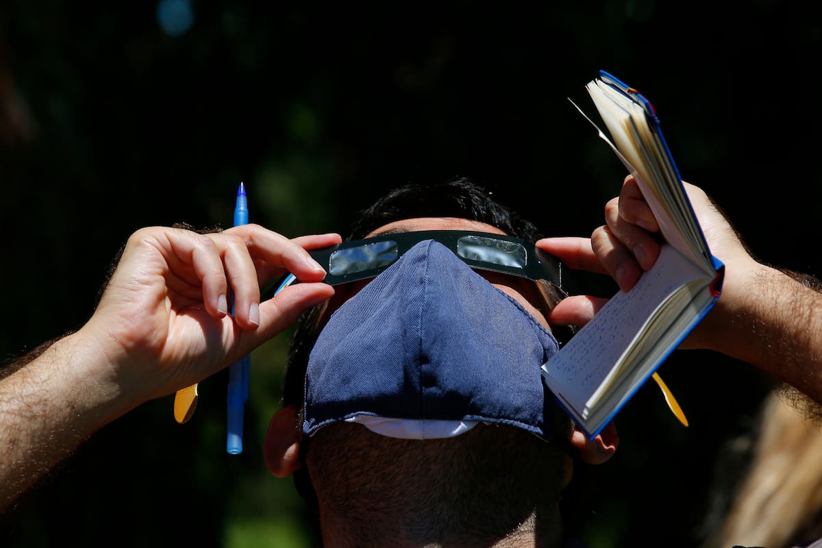 El eclipse solar visto desde la isla El Descanso, Tigre, Buenos Aires.