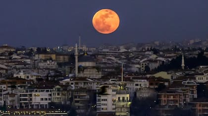 El eclipse también se acompañará con el fenómeno de la luna de sangre, algo que ya ocurrió el año pasado