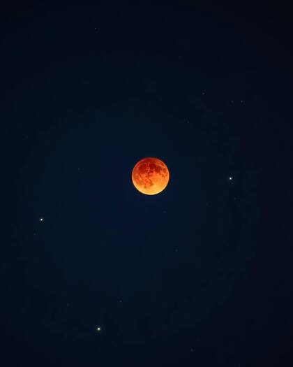 El eclipse total de luna puede observarse a simple vista, sin necesidad de filtros especiales (Pexels/Riste Spiroski)