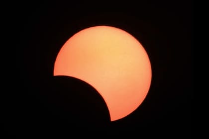 En el eclipse solar, la Luna se interpone entre el astro y la Tierra