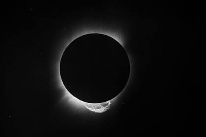 El eclipse total solar de 1919 permitió a los científicos británicos confirmar las predicciones del joven científico alemán Albert Einstein sobre como la luz se comporta en relación a la gravedad