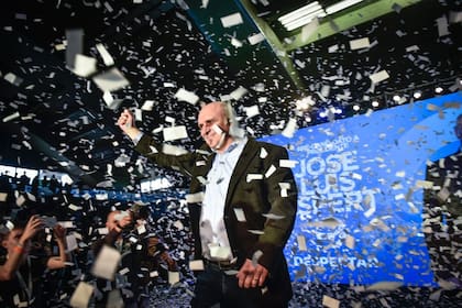 El economista cuestionó a Macri y a Cristina Kirchner y llamó a votar por "el sentido común"